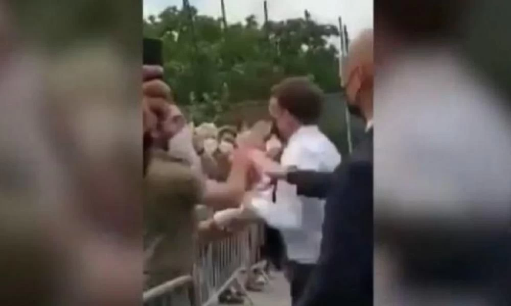 Πολίτης χαστούκισε τον Μακρόν μπροστά σε κάμερες